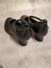 Load image into Gallery viewer, Capezio 1.5” Heel Character Shoes Black #550
