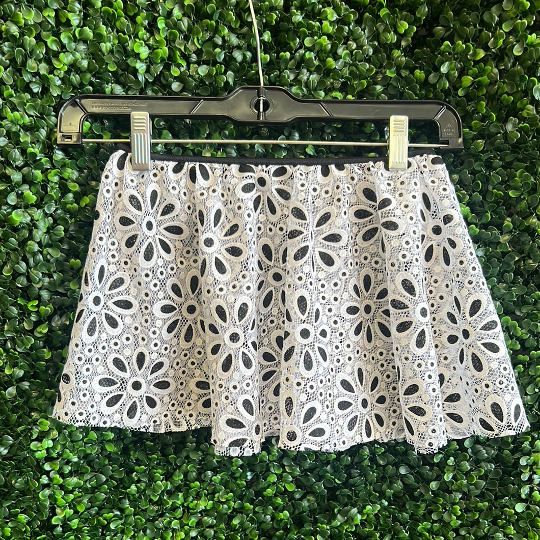 Black and White Daisy Pull On Skirt