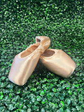 Load image into Gallery viewer, Eurostretch Pointe Shoes #172
