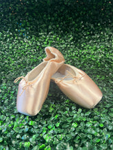 Load image into Gallery viewer, Bloch European Balance Pointe Shoe #160

