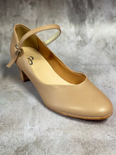 Load image into Gallery viewer, Danshuz Tan Character Shoes 1.5” Heel
